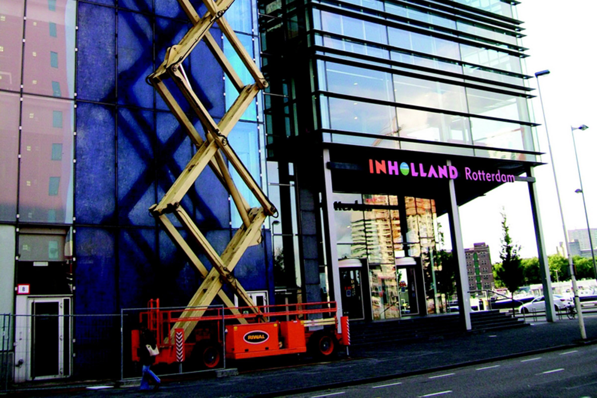 Czy warto wynajmować maszyny budowlane?